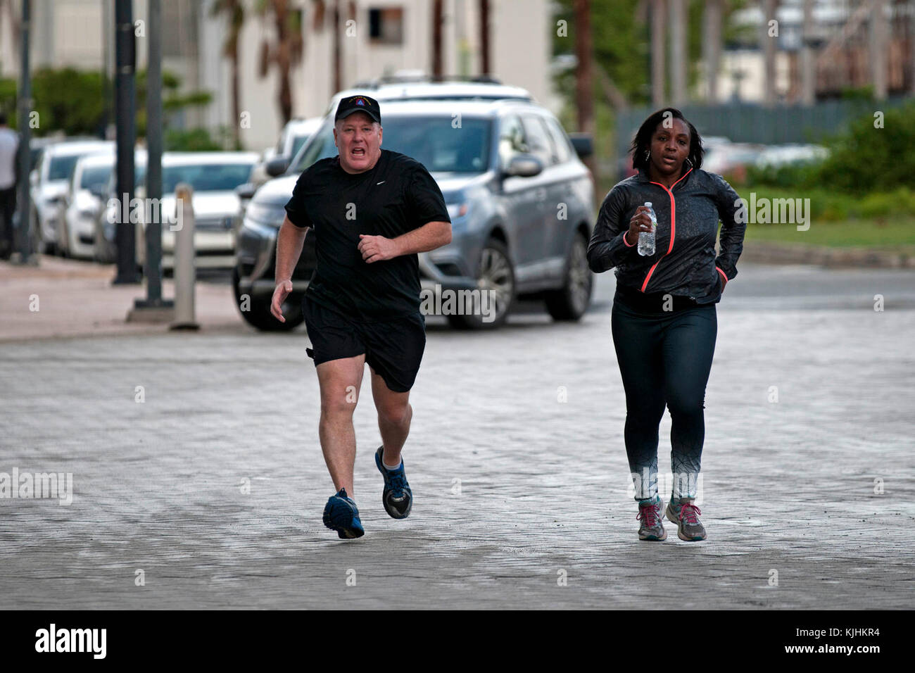 Les soldats de la Garde nationale affectés à la Force opérationnelle Porto Rico s'est l'exécuter avec Dennis 5K Race à San Juan, Puerto Rico, 12 novembre 2017. Porteur couru trois fois autour des périmètres de la Puerto Rico Convention Center pour terminer la course de 3,1 km. L'exécuter avec Dennis 5K race est un memorial race qui honore la vie et la mémoire de la 1ère Armée américaine, le lieutenant Dennis W. Zilinski, II, qui a été tué dans l'action en Iraq en 2005. Un fonds commémoratif a été mis en place pour fournir un soutien pour améliorer le moral et le bien-être des membres des Forces armées des Etats-Unis et de leurs familles, et à offrir des bourses d'études, un Banque D'Images