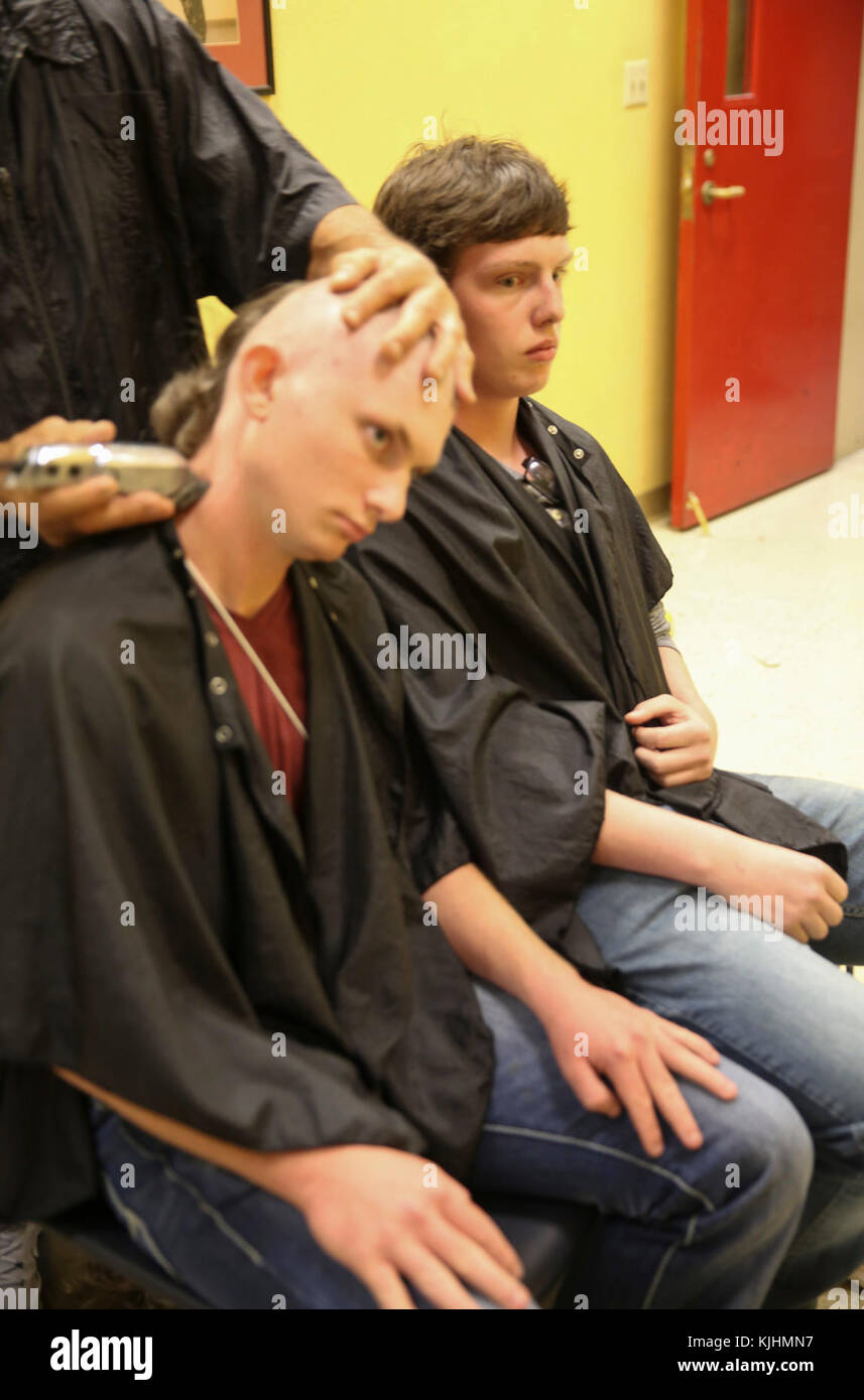 Une nouvelle recrue avec Hôtel compagnie, 2e Bataillon d'instruction des recrues, reçoit sa première coupe de cheveux au Marine Corps Recruter Depot San Diego, le 13 novembre. Recrute coiffeur recevoir immédiatement après son arrivée pour créer l'uniformité. Chaque année, plus de 17 000 hommes recrutés dans la région de recrutement de l'Ouest sont formés à MCRD San Diego. Société de l'hôtel est prévue pour le 9 février d'études supérieures. Banque D'Images