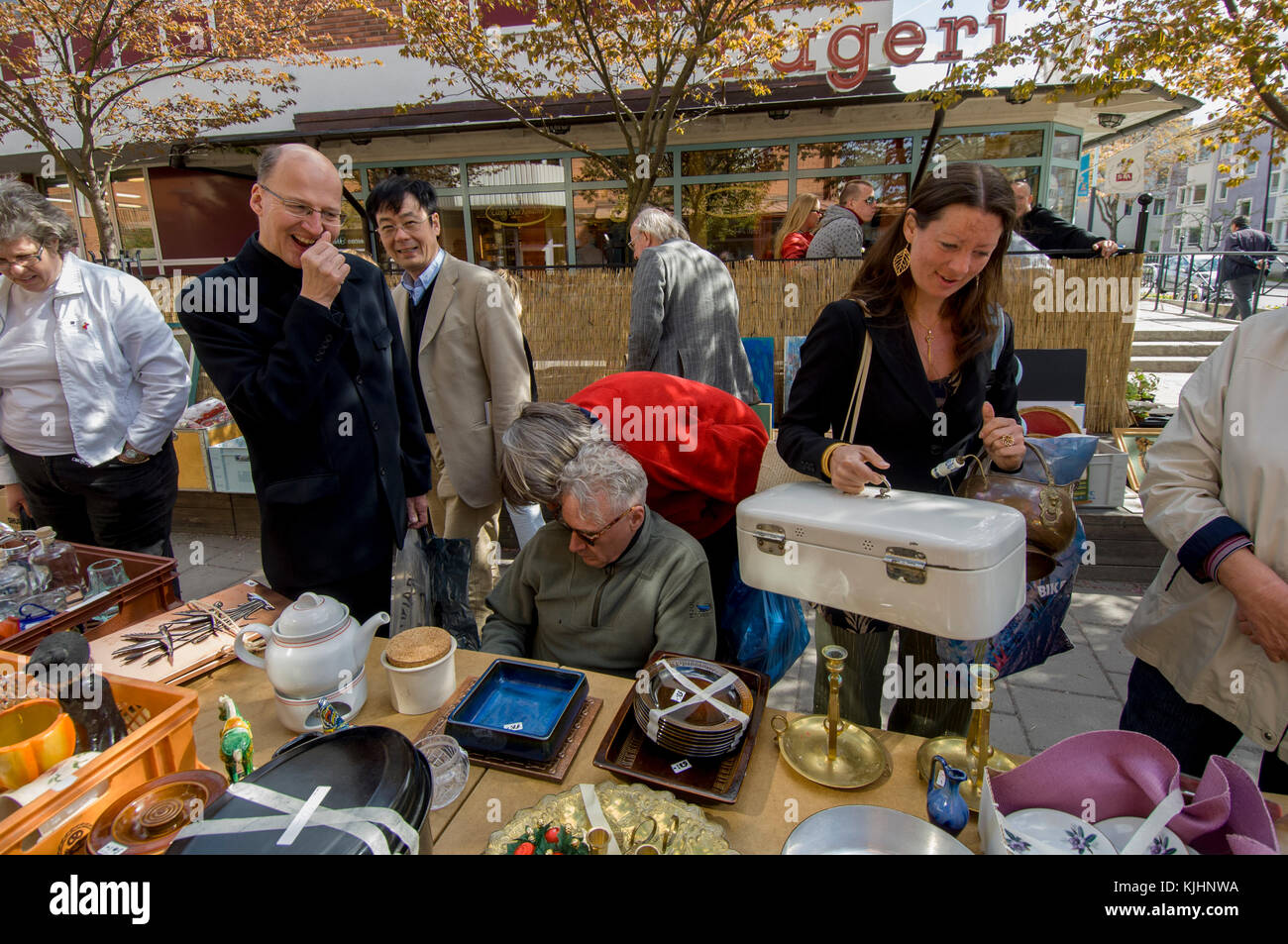 Les gens se trouvent dans un marché aux puces, Upplands Väsby, Suède. Banque D'Images