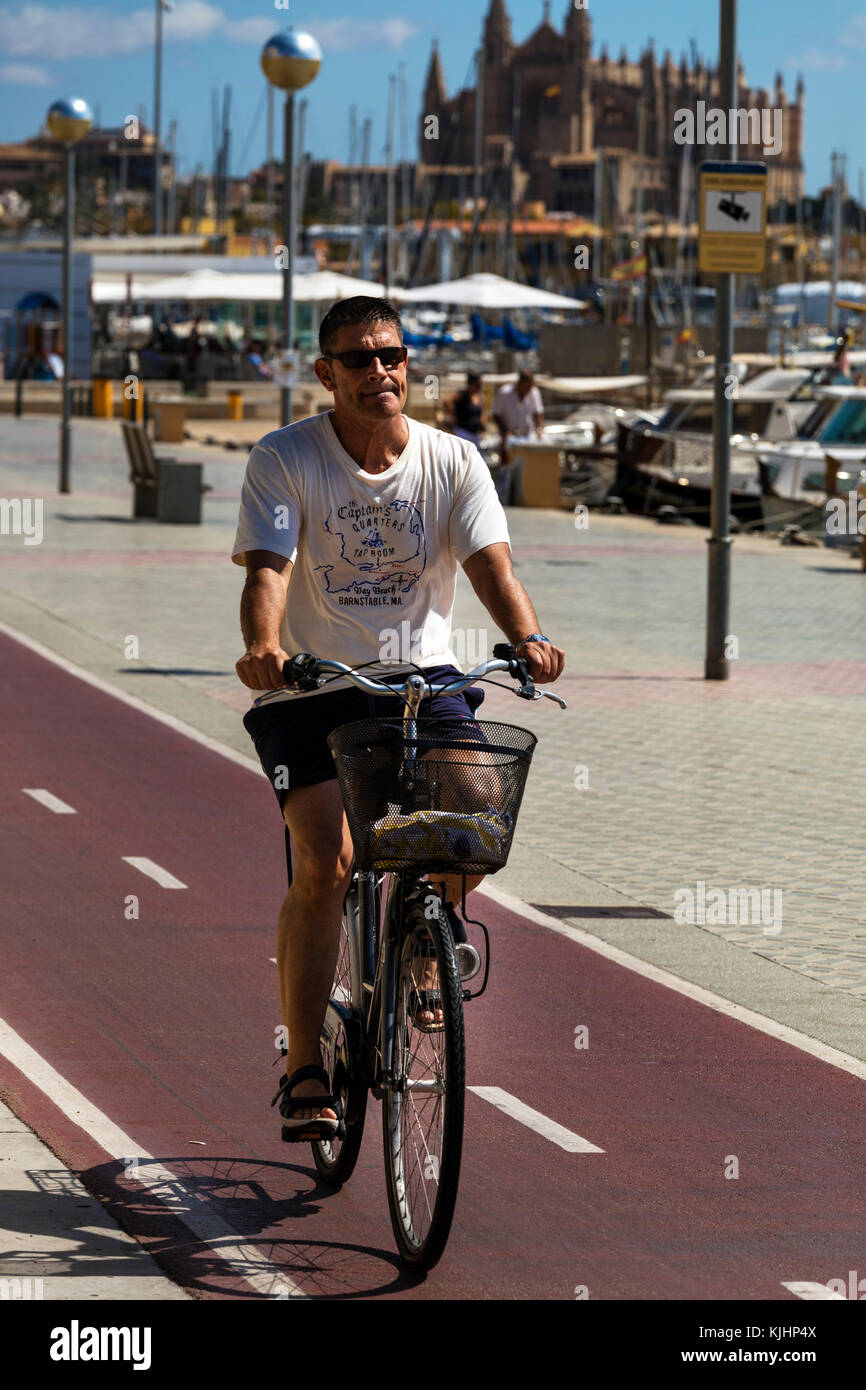 Cycliste à la cathédrale de Palma, Majorque, Baléares, Espagne Banque D'Images