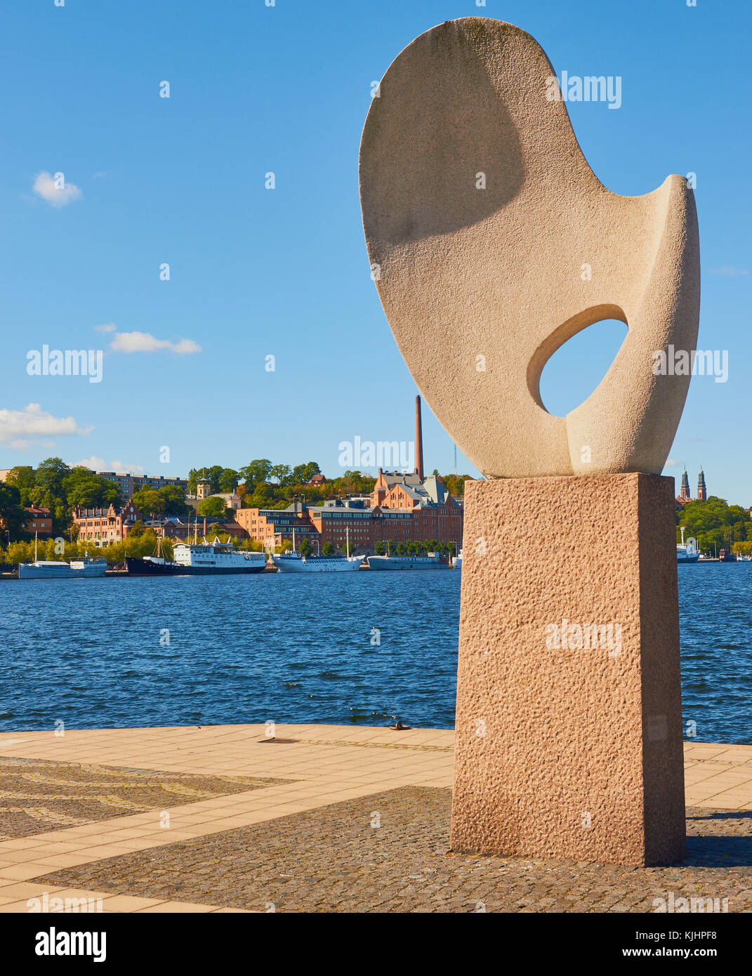 Vue de l'EVERT TAUBES TERRASS vers Södermalm avec Solbaten (Sun Boat) de sculpture (1966) par Christian Berg, Riddarholmen, Stockholm, Suède Banque D'Images