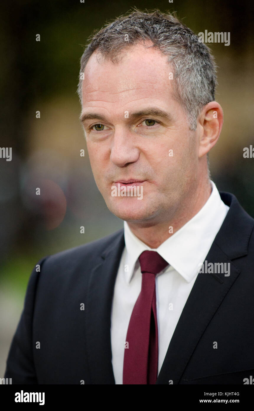 Peter Kyle MP (main-d'œuvre ; Hove) sur College Green, Westminster, discuter de Philip Hammonds budget, 22 Nov 2017 Banque D'Images