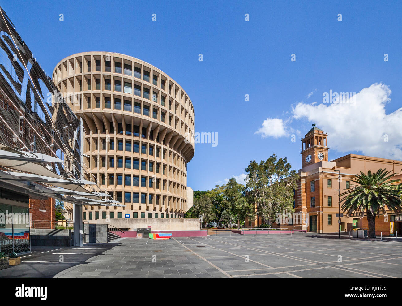 L'Australie, Nouvelle Galles du Sud, Newcastle, Wheeler Place, vue de la ville de Newcastle City Centre Conseil d'administration, également connu comme Le Roundhouse ou T Banque D'Images
