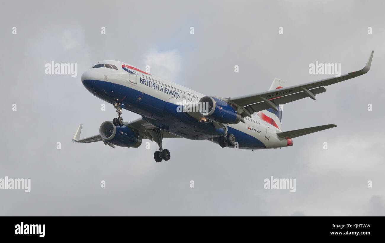 British Airways Airbus A320 G-EUYP en approche finale à l'aéroport de Londres Heathrow LHR Banque D'Images