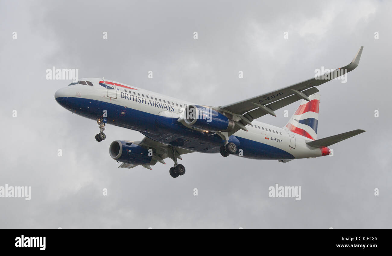 British Airways Airbus A320 G-EUYP en approche finale à l'aéroport de Londres Heathrow LHR Banque D'Images