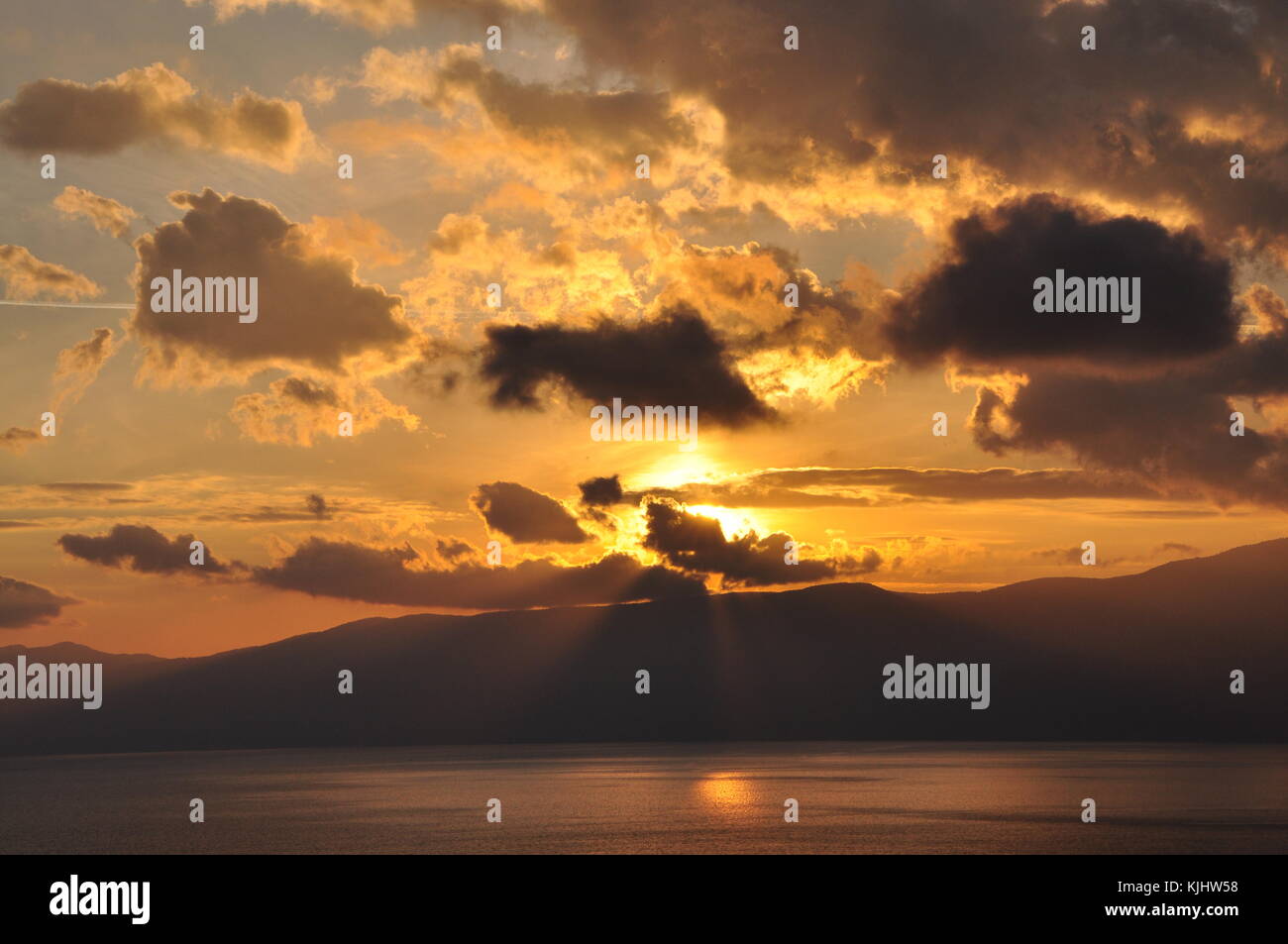 À l'odeur de l'automne une journée fantastique qui m'est arrivé de voir incroyable coucher du soleil grâce à une goutte de vin dans mon verre Banque D'Images