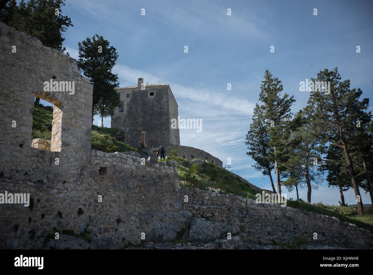 L'homme et la femme d'explorer les ruines, Stolac, Bosnie Banque D'Images