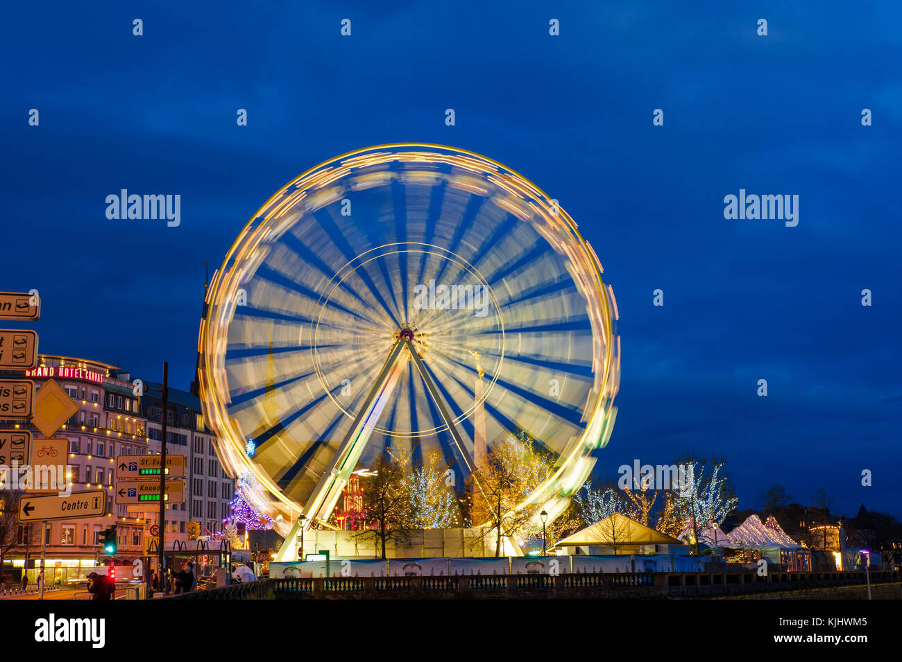 Grande roue en mouvement la nuit au Luxembourg, Luxembourg-ville festival de Noël Banque D'Images