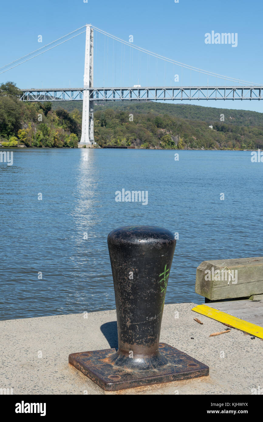 Les appareils métalliques pour l'amarrage des bateaux et des grands bateaux de la faucheuse Banque D'Images