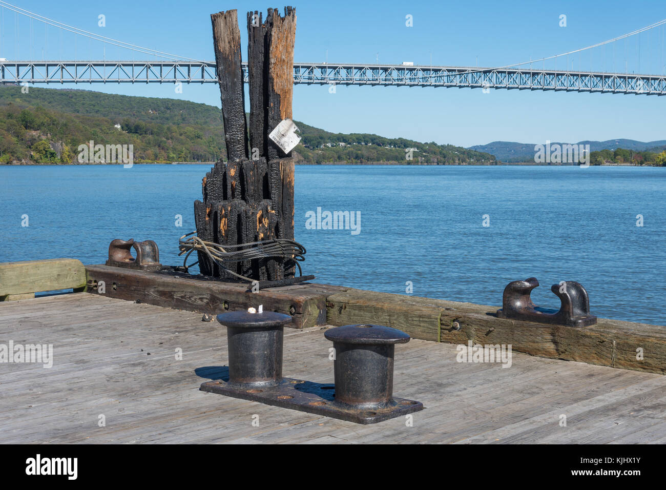 Les appareils métalliques pour l'amarrage des bateaux et des grands bateaux de la faucheuse Banque D'Images