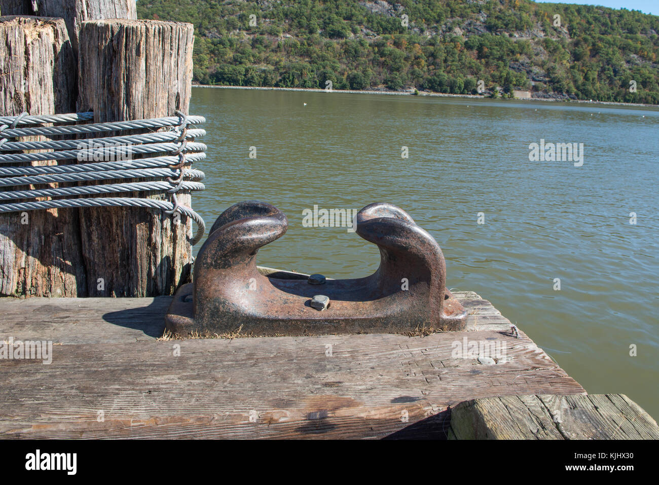 Les appareils métalliques pour l'amarrage des bateaux et des grands bateaux de la faucheuse Banque D'Images