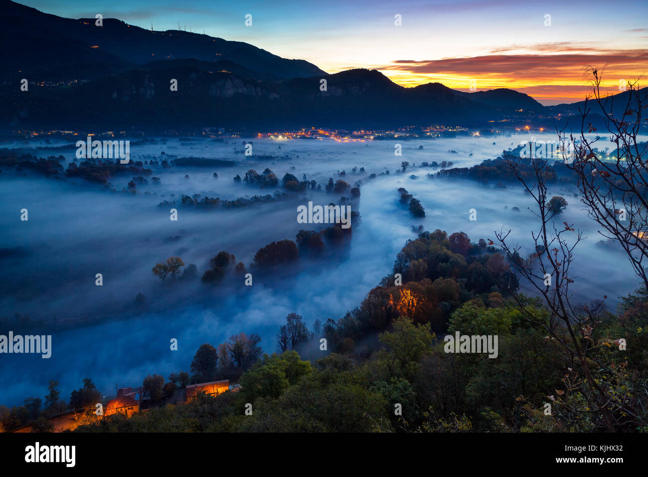 La vallée de la rivière Adda dans le brouillard, Airuno, Lombardie, Italie Banque D'Images