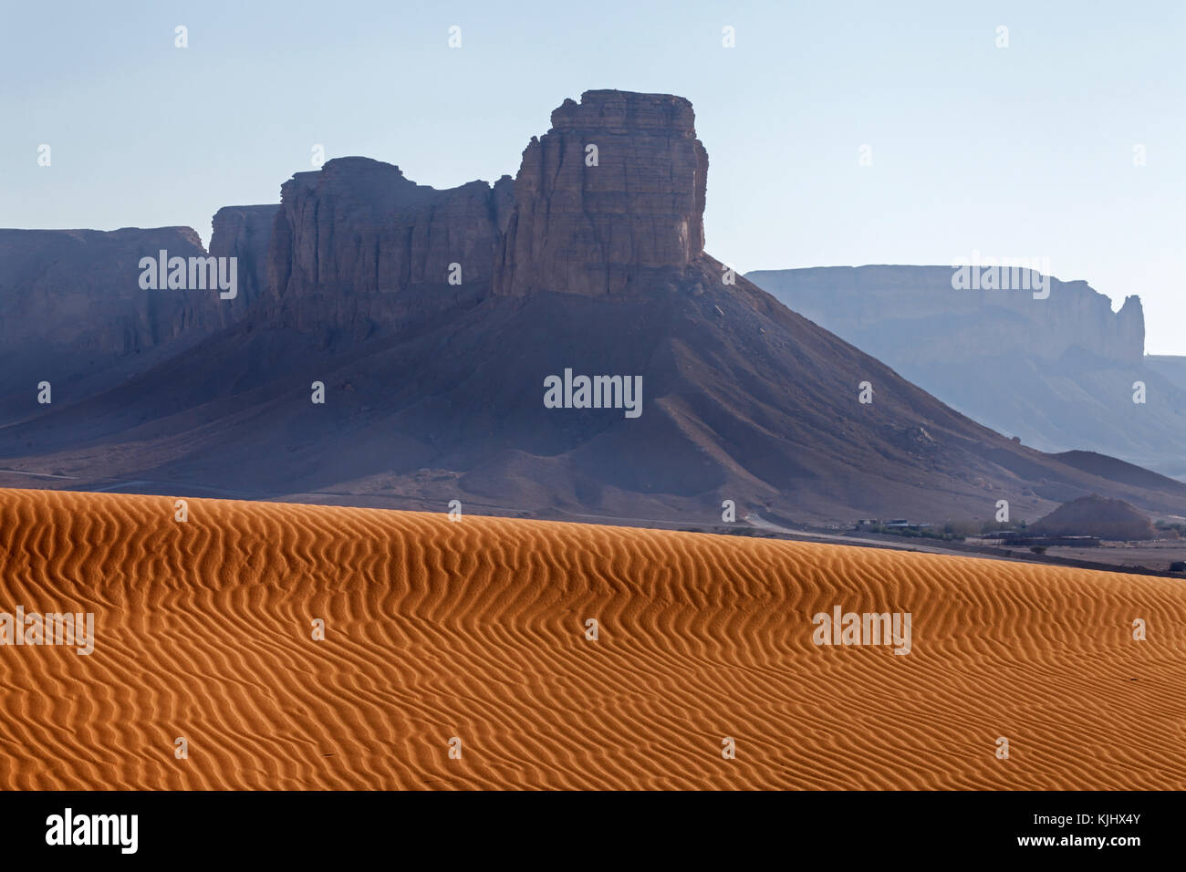 Montagnes et ridée dunes de sable dans le désert, l'Arabie Saoudite Banque D'Images