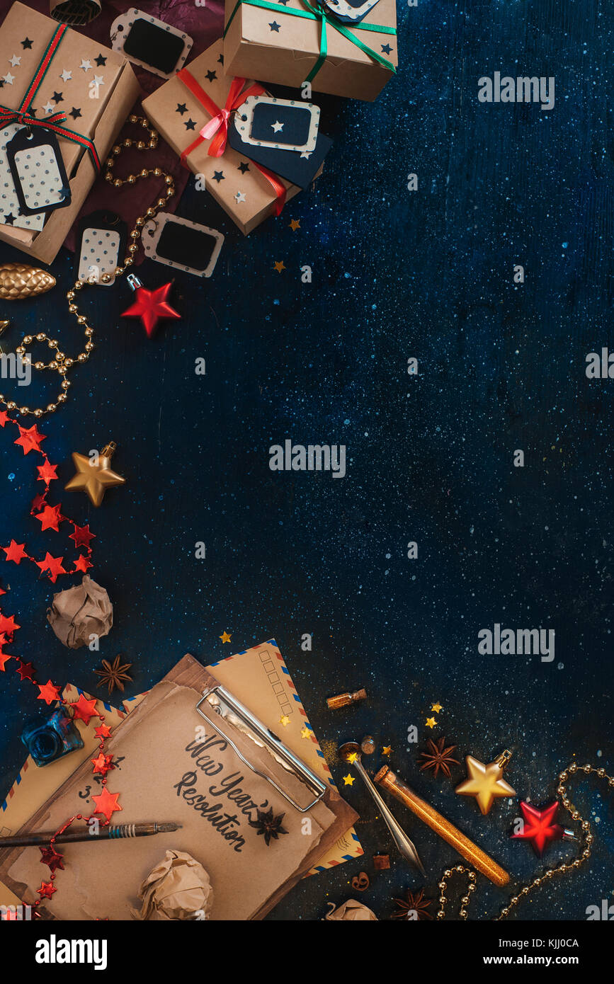 Résolution du nouvel an. concept dark flat célébration de Noël avec les laïcs présente, des étoiles, du papier craft, étiquettes, boîtes de guirlandes et copiez l'espace. tio avec vue Banque D'Images