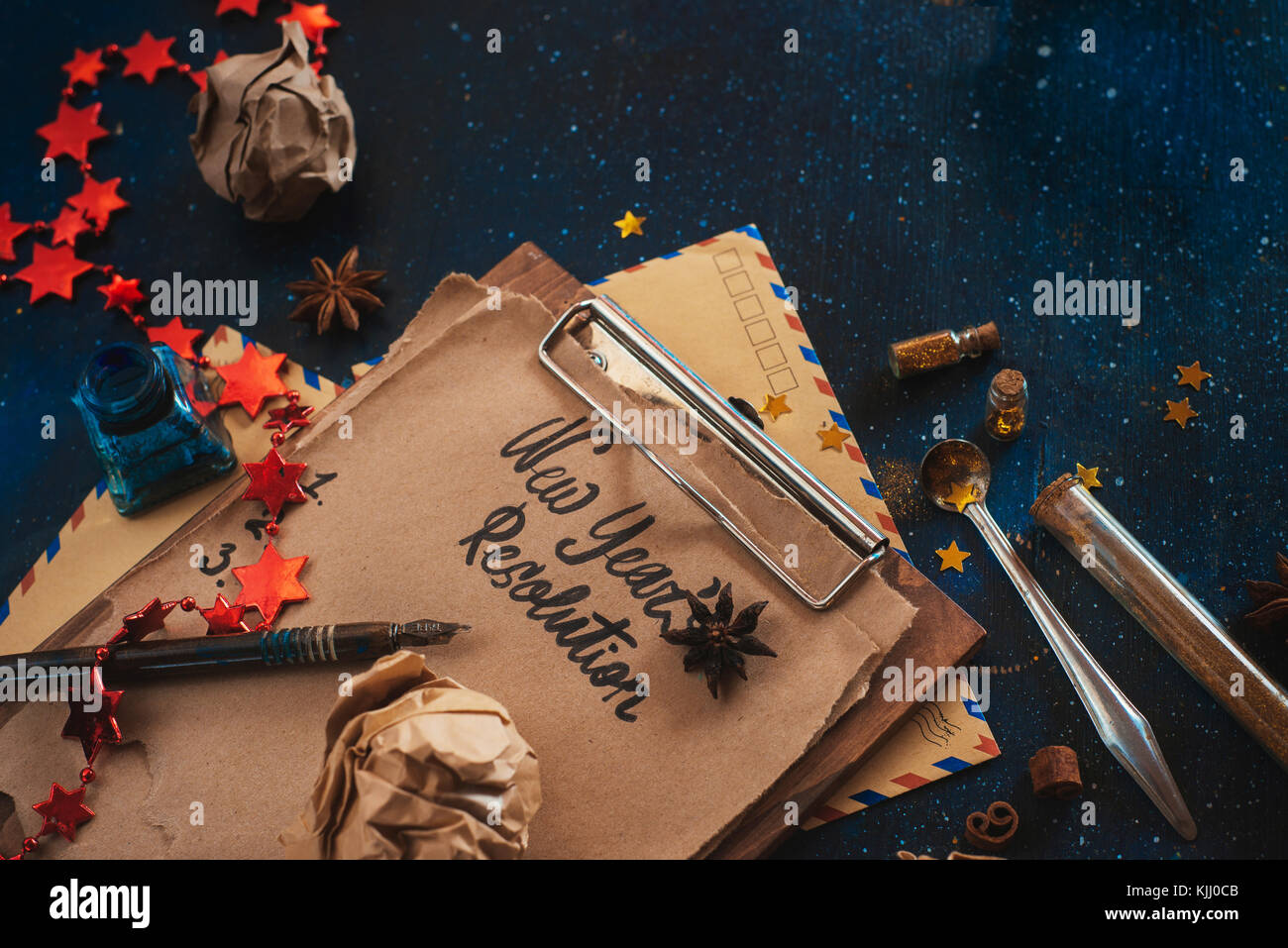 Résolution du nouvel an. concept dark flat célébration de Noël avec les laïcs présente, des étoiles, du papier craft, étiquettes, boîtes de guirlandes et copy space stard magique. Banque D'Images