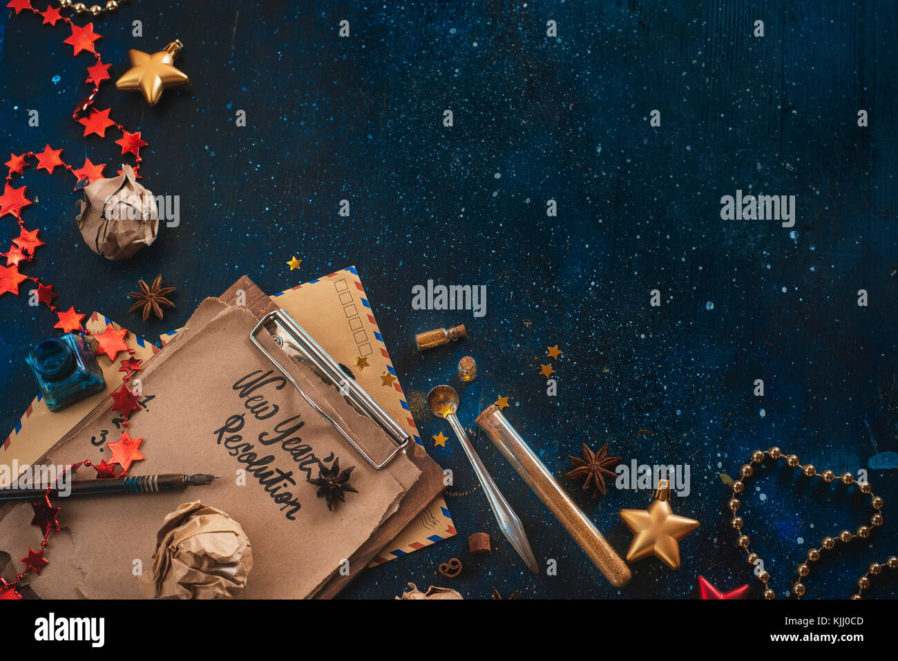 Le bloc-notes vintage avec résolution, nouvel an inkwell et stylo. dark flat célébration de Noël avec les laïcs présente, des étoiles, du papier craft, étiquettes, boîtes de guirlandes Banque D'Images