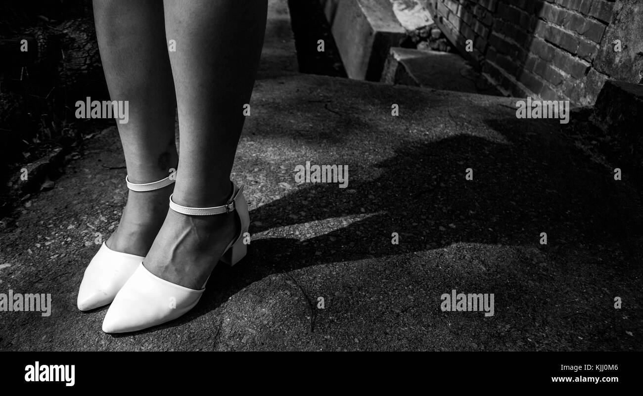 Femme attendant son amant Banque D'Images