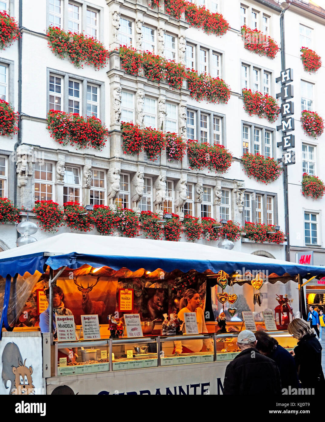 Snack-food vendor sur centre commercial piétonnier du centre-ville de Munich. Banque D'Images