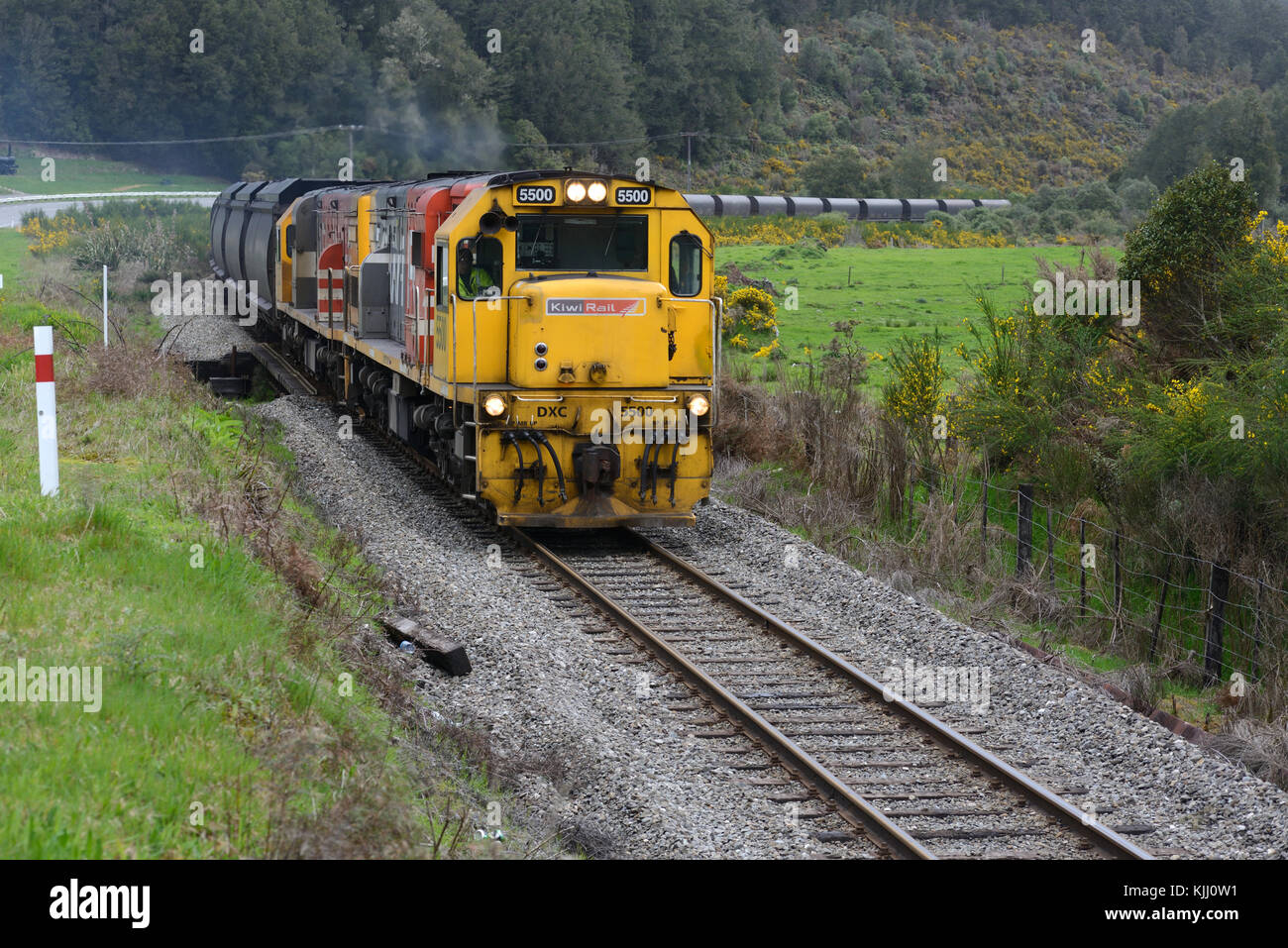 La Nouvelle-Zélande, NGAHERE, le 5 octobre 2016 : un train transporte wagons vides à la mine de charbon à ciel ouvert de Stockton, Westland, Nouvelle-Zélande Banque D'Images