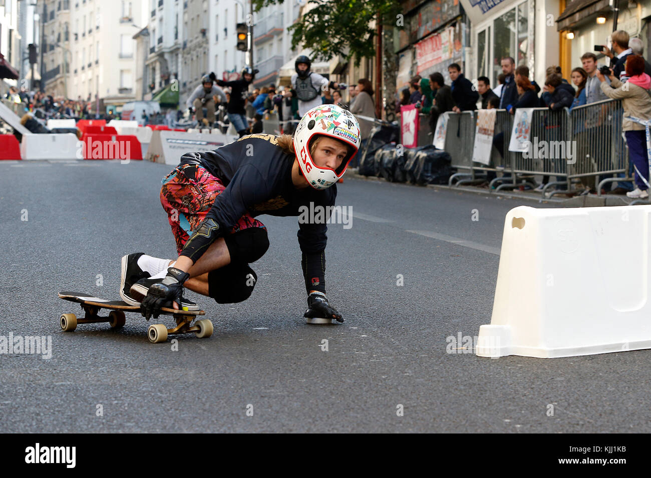 Compétition de patinage artistique sur la rue de Ménilmontant, Paris. La France. Banque D'Images
