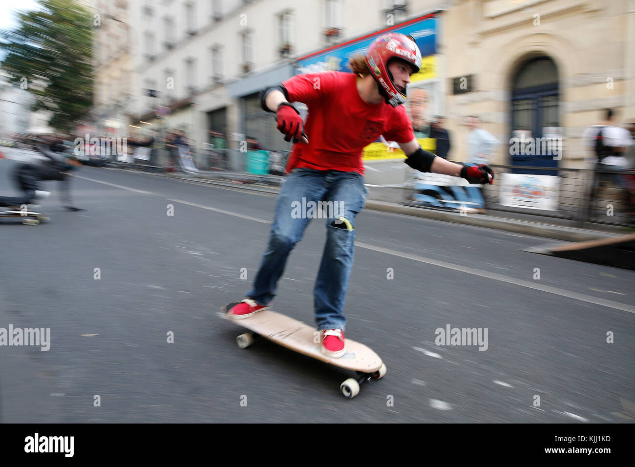 Concours de planche à roulettes sur la rue de Ménilmontant, Paris. La France. Banque D'Images
