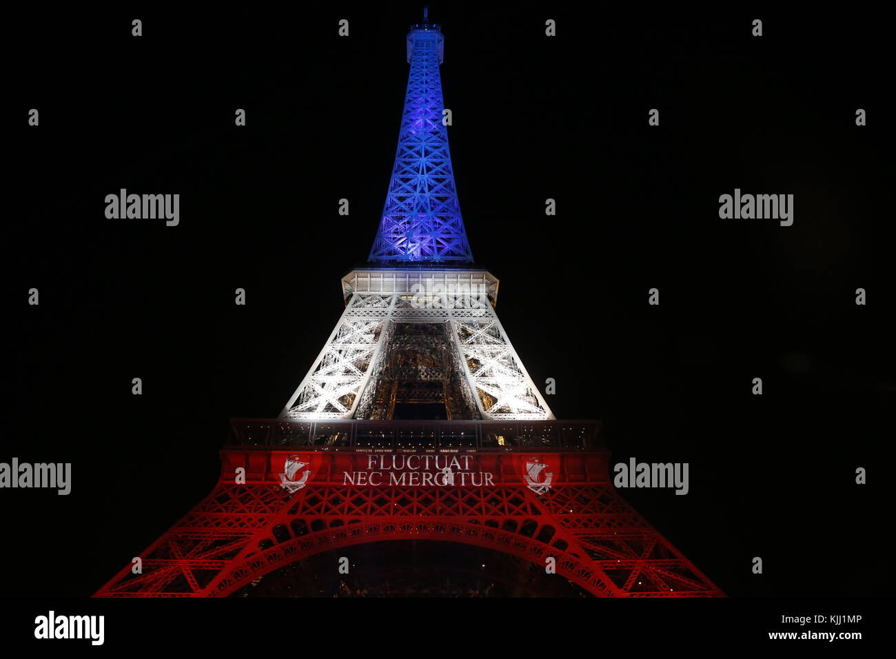 La Tour Eiffel illuminée aux couleurs de la drapeaux français après le nov. 2016 attentats terroristes. La France. Banque D'Images