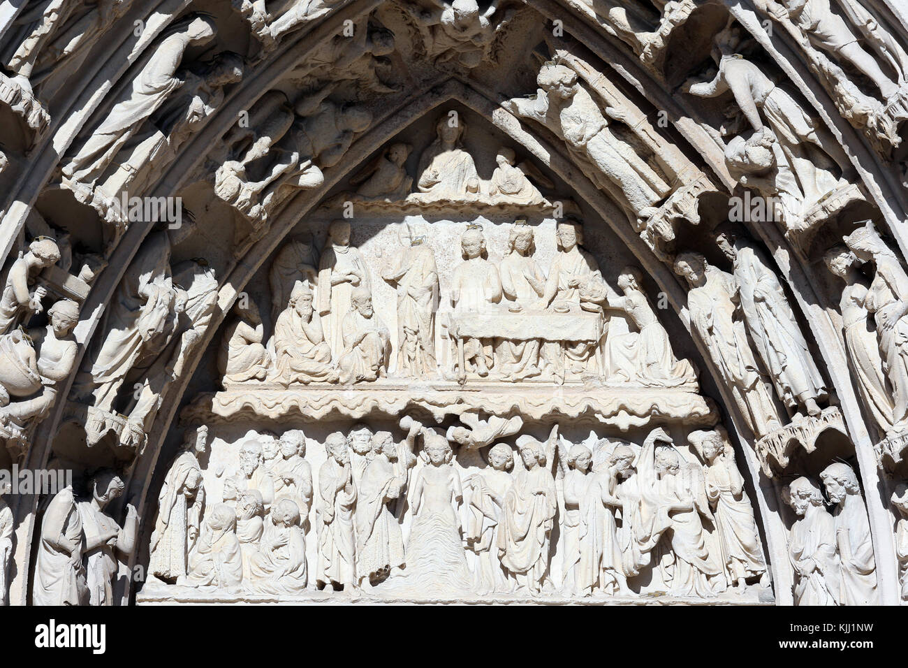 La cathédrale dédiée à Saint Etienne. Avant de l'Ouest. Tympan. Vie de Jésus. La France. Banque D'Images