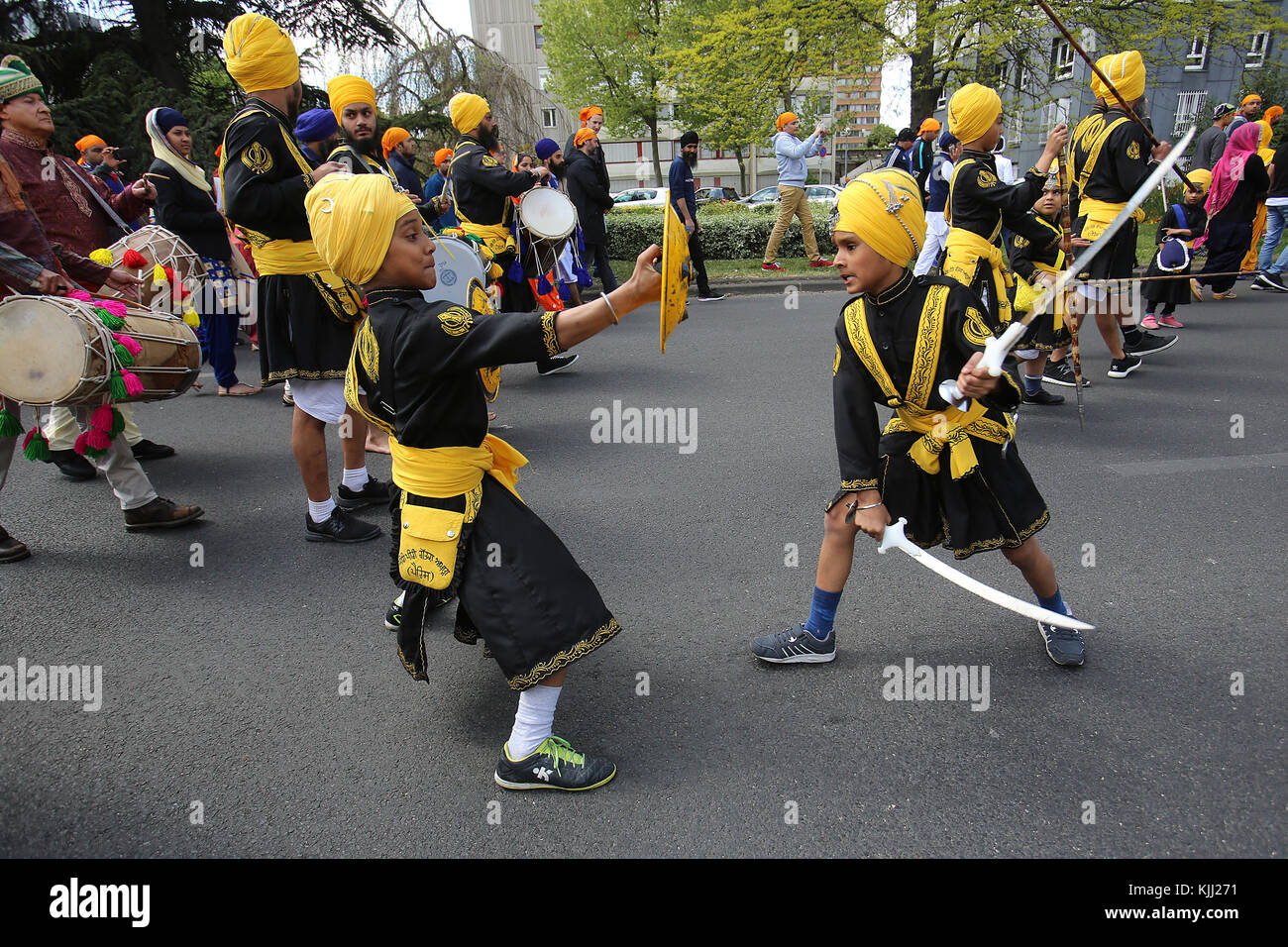 Les Sikhs célébrer Vaisakhi festival à Bobigny, France. Les arts martiaux. Banque D'Images