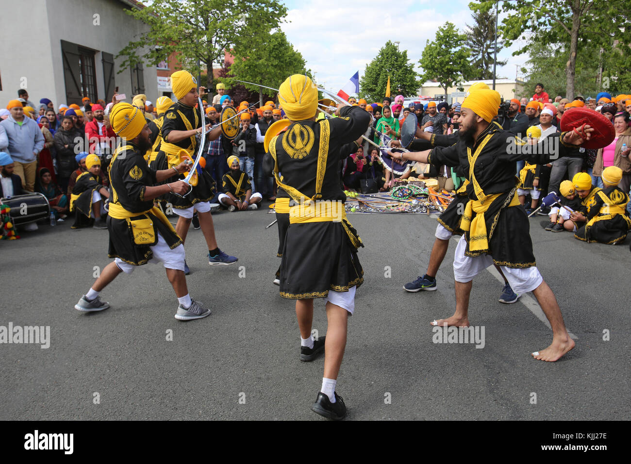 Les Sikhs célébrer Vaisakhi festival à Bobigny, France. Les arts martiaux. Banque D'Images