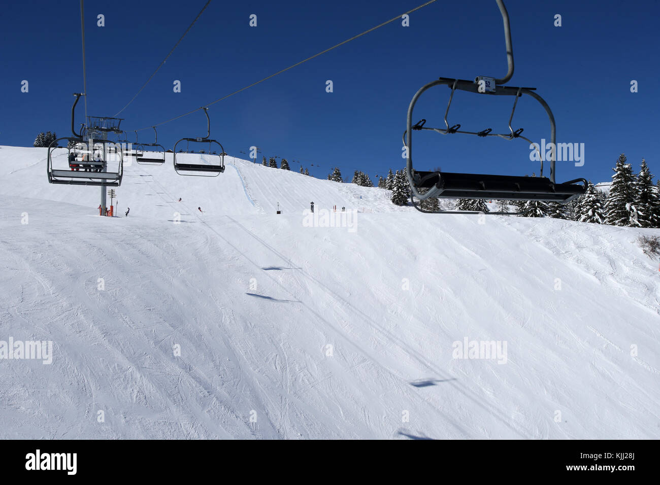 Alpes françaises. Remonte-pente et une piste de ski. La France. Banque D'Images