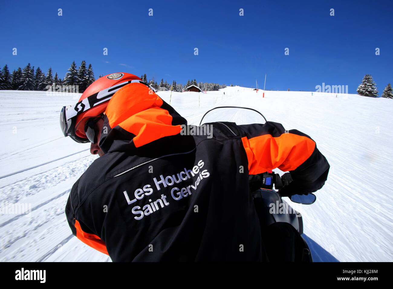 Alpes françaises. Une motoneige utilisé par les services de sécurité sur les pistes de ski. La France. Banque D'Images