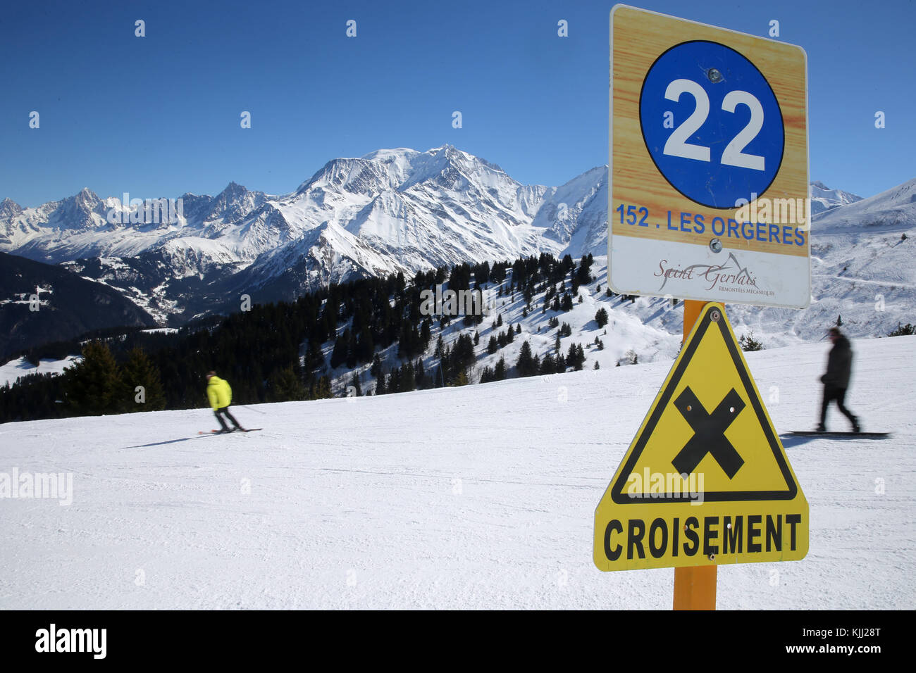 Alpes françaises. Les skieurs panneau de passage à niveau. La France. Banque D'Images