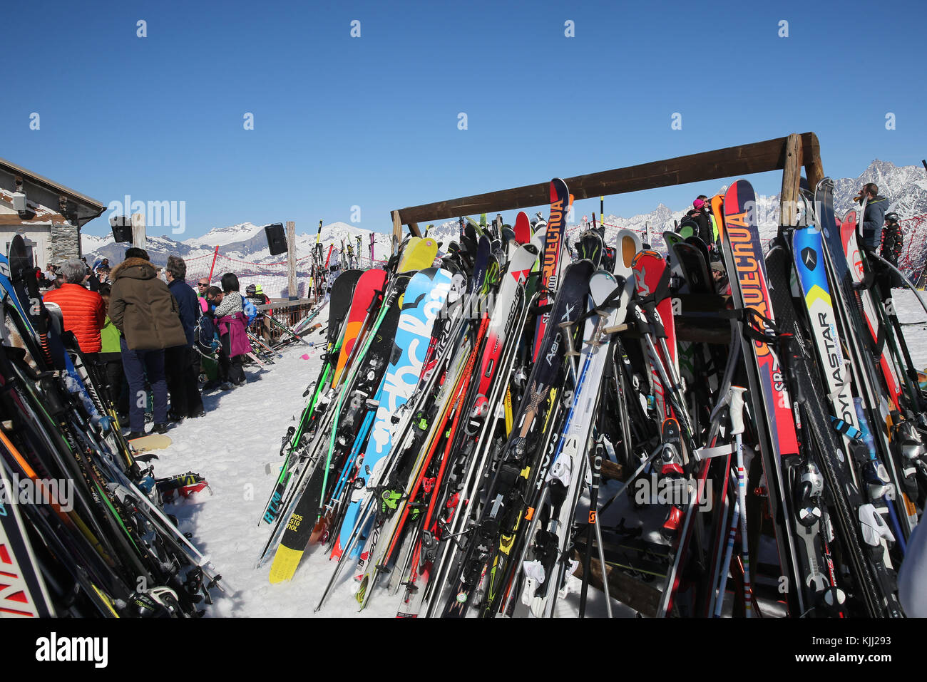 Alpes françaises. Skis et bâtons. La France. Banque D'Images