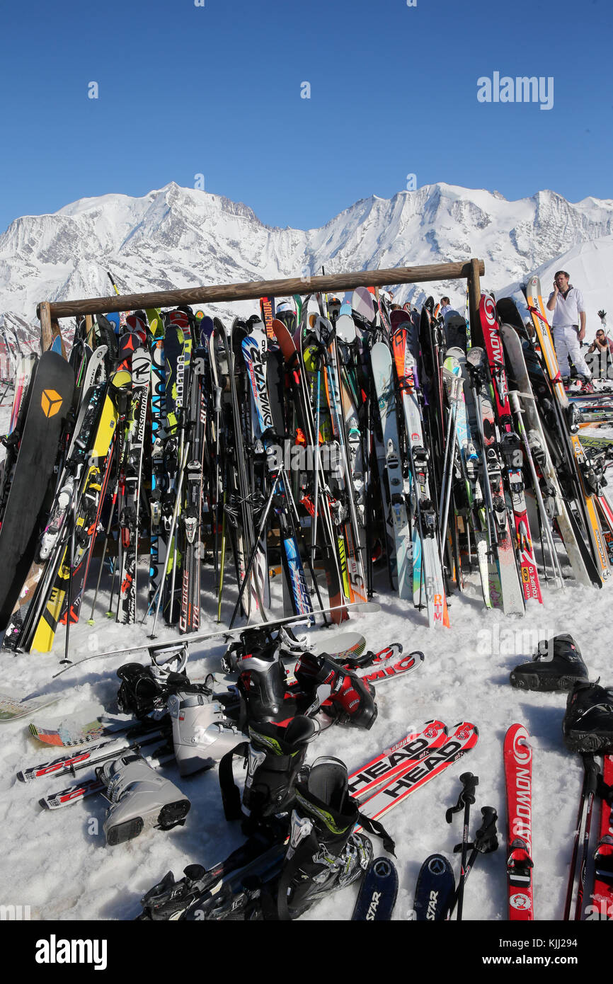 Alpes françaises. Skis et bâtons. La France. Banque D'Images