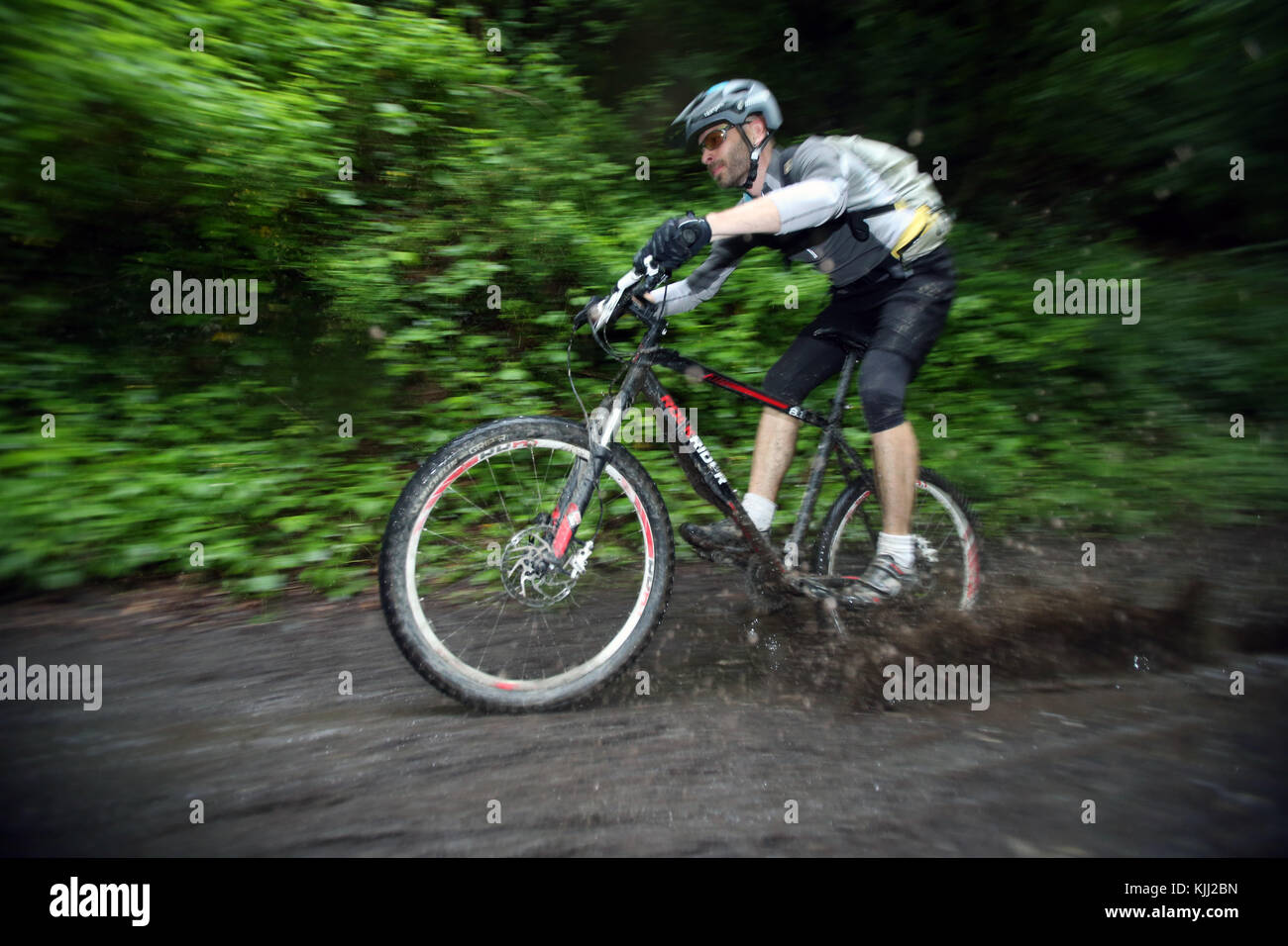 Dre dans le l'Darbon : course de VTT dans les Alpes françaises. La France. Banque D'Images