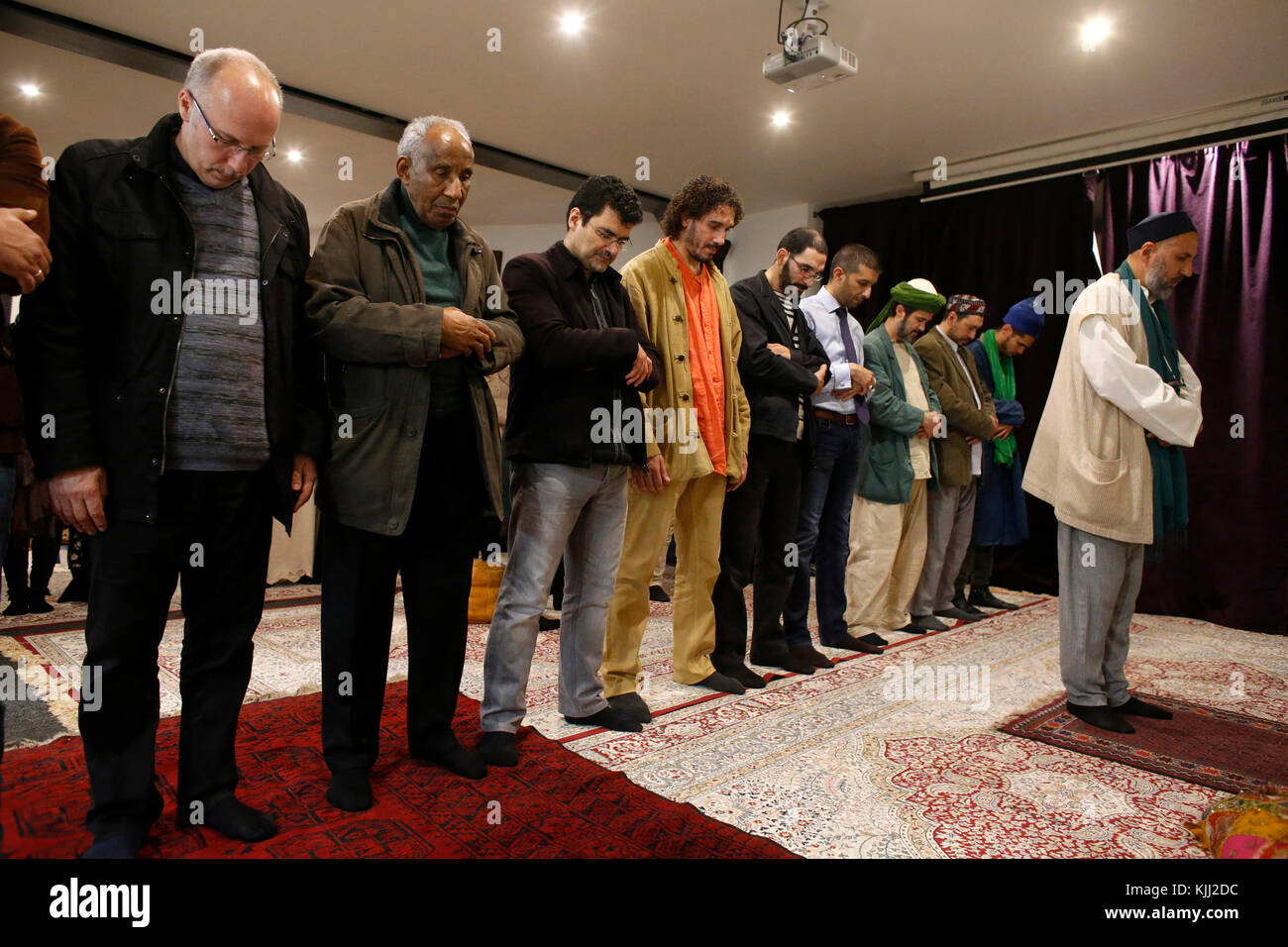 Les soufis Naqshbandi prier dans la maison Soufie, France. Banque D'Images