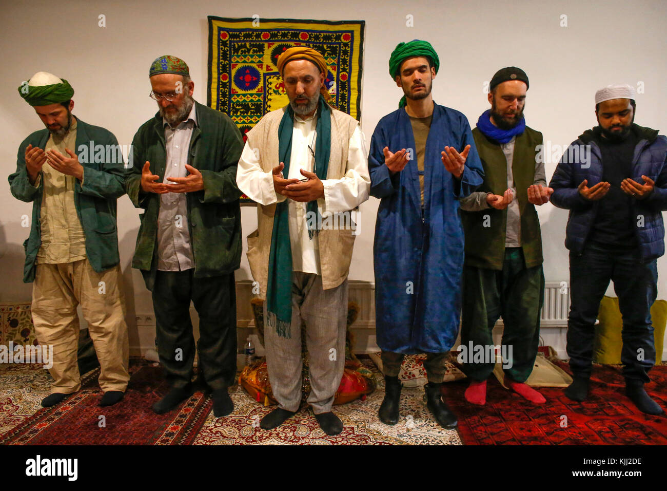 Les soufis Naqshbandi prier dans la maison Soufie, France. Banque D'Images