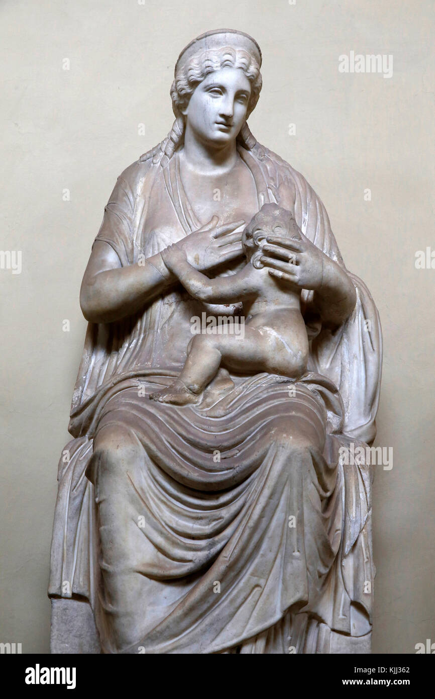 Musées du Vatican, Rome. Statue de la déesse allaiter un bébé allaitement ISIS (éventuellement Arpocrate). Ier siècle avant J.-C. L'Italie. Banque D'Images