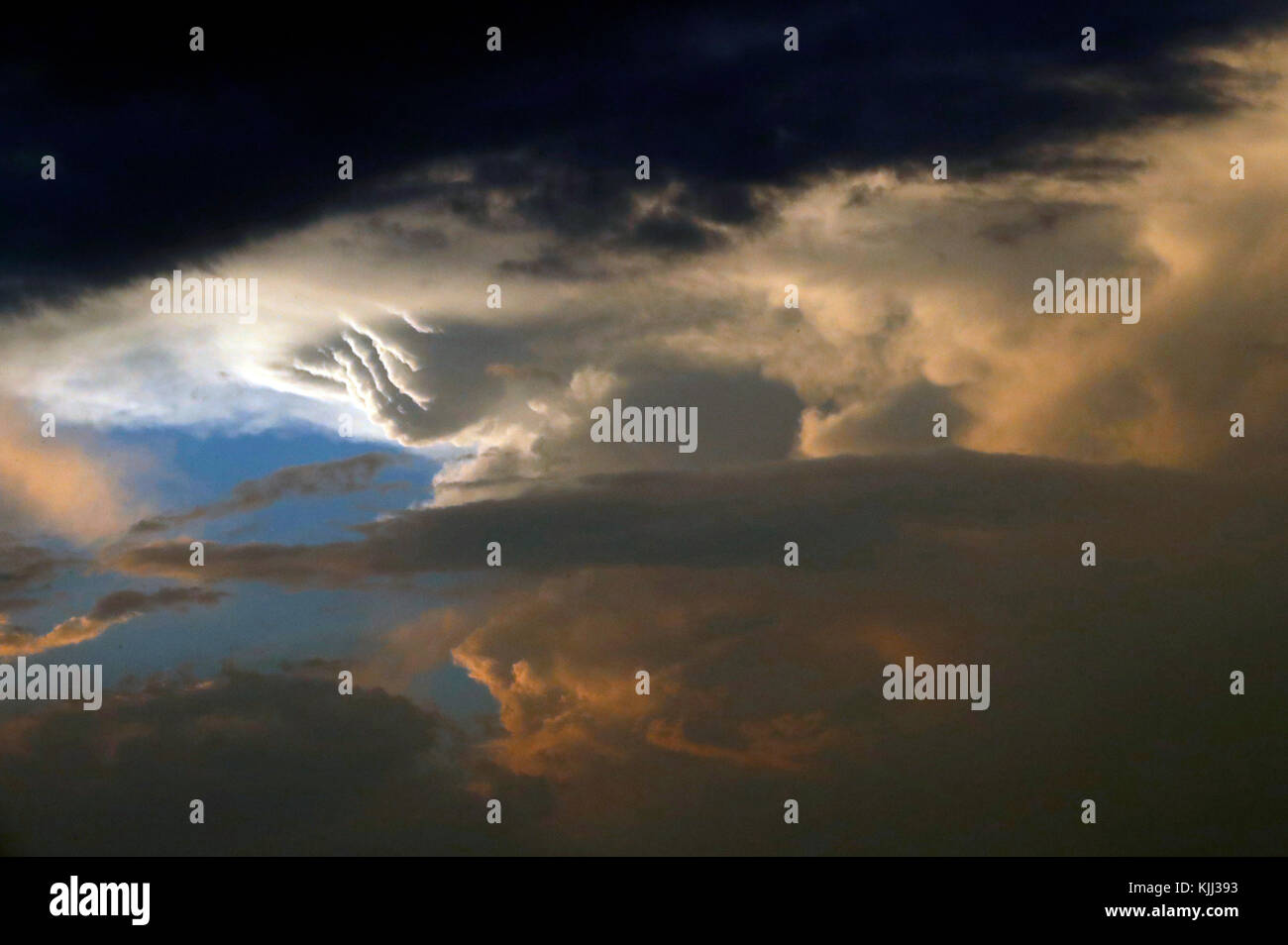 Des nuages dans le ciel au coucher du soleil. Au Kenya. Banque D'Images