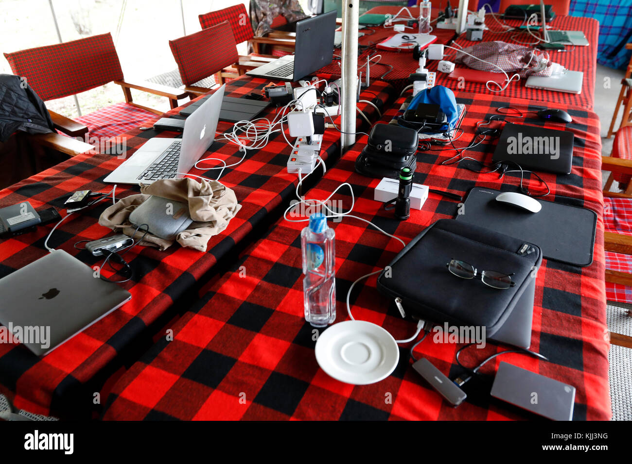 Ordinateur portable sur la table. Le Masai Mara. Au Kenya. Banque D'Images