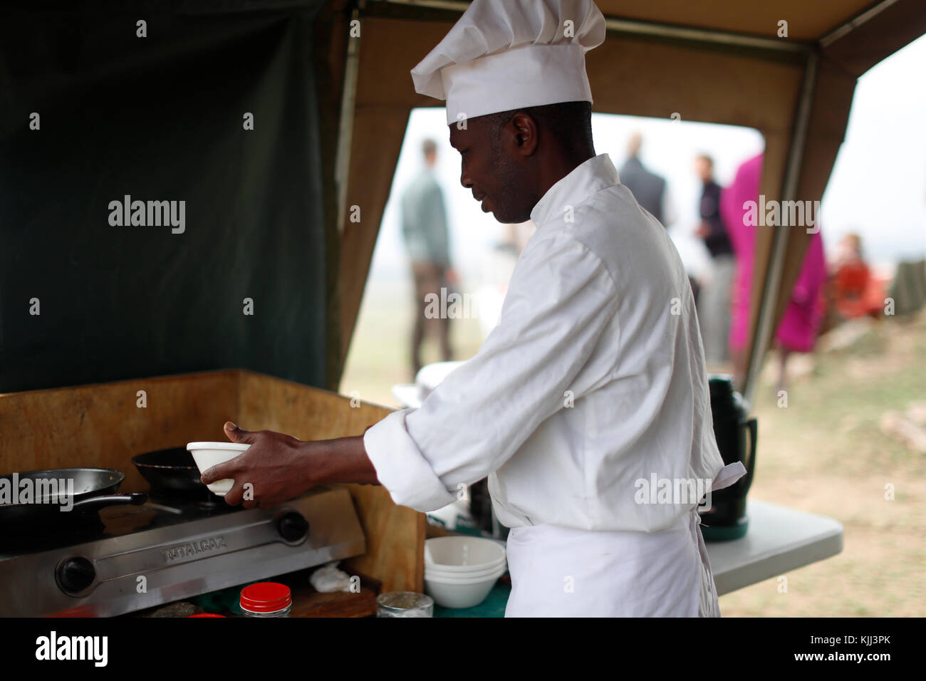 Bush le petit-déjeuner. Cuisine chef d'œufs. Le Masai Mara. Au Kenya. Banque D'Images