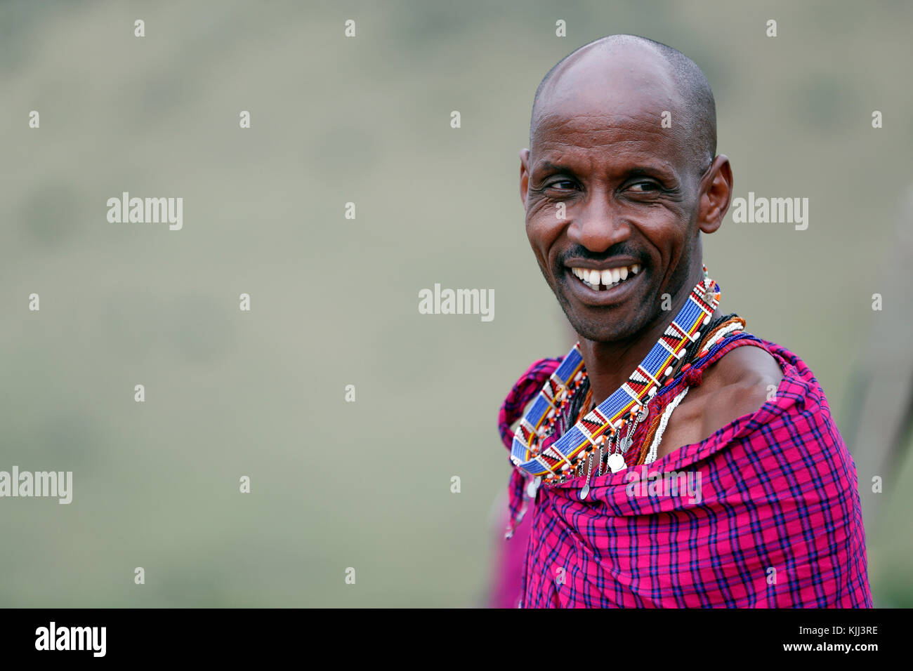 Le Masai homme portant des vêtements traditionnels colorés. Portrait. Le Masai Mara. Au Kenya. Banque D'Images