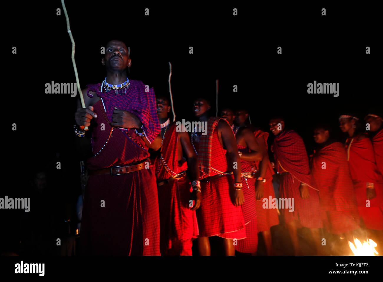 Le Masai danser les gens par le feu. Le Masai Mara. Au Kenya. Banque D'Images