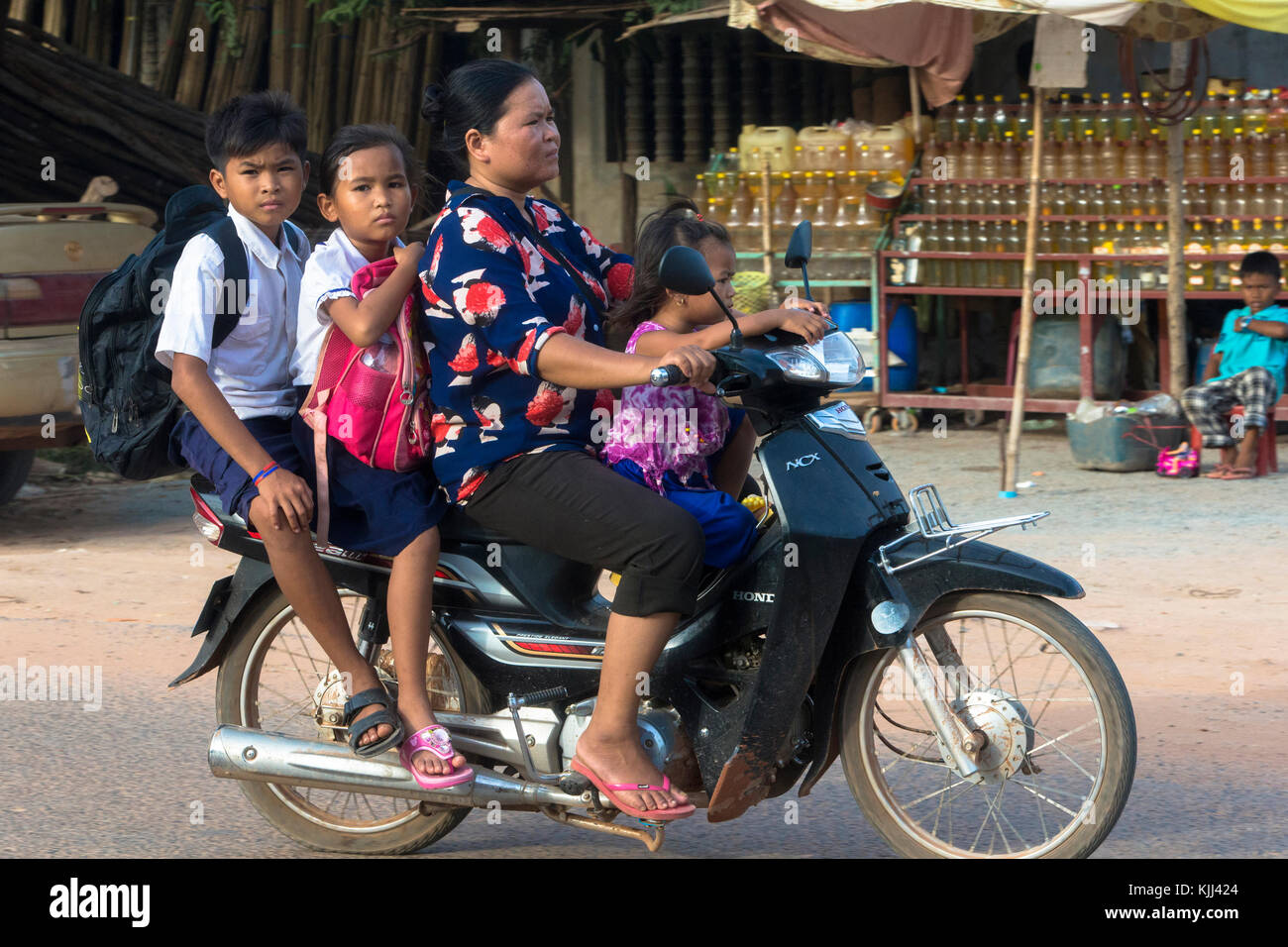 Mère et enfants de la trottinette à Siem Reap. Le Cambodge. Banque D'Images
