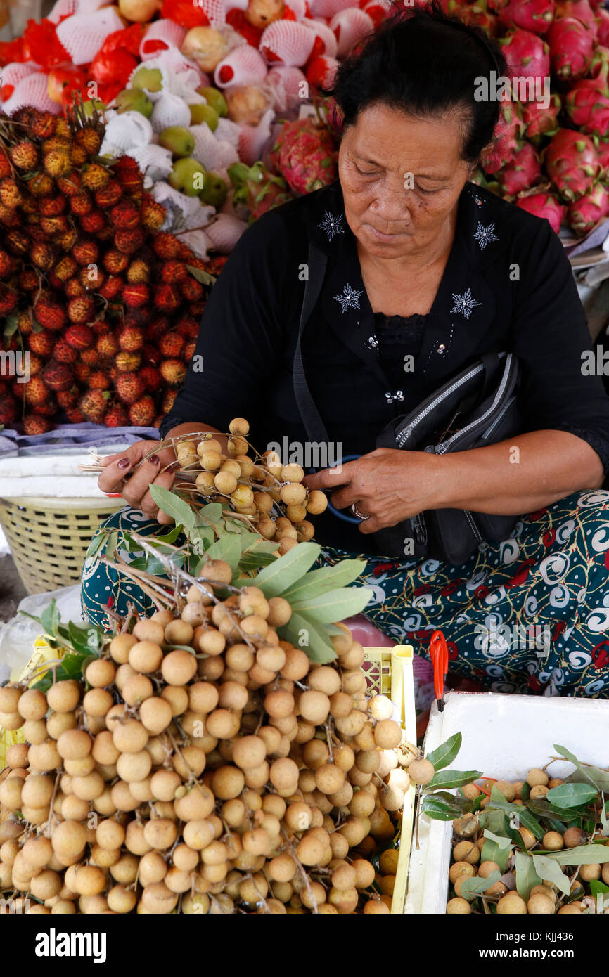Vendeur de fruits à un marché de Battambang. Le Cambodge. Banque D'Images
