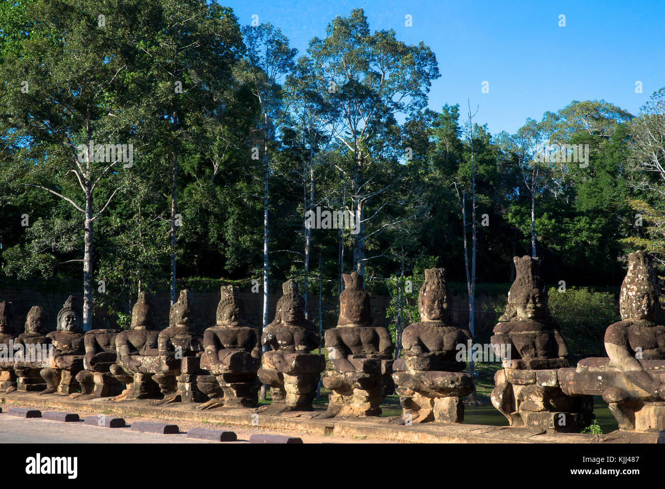 Complexe du temple d'Angkor. Géant de pierre des gardes d'Angkor Thom. Le Cambodge. Banque D'Images
