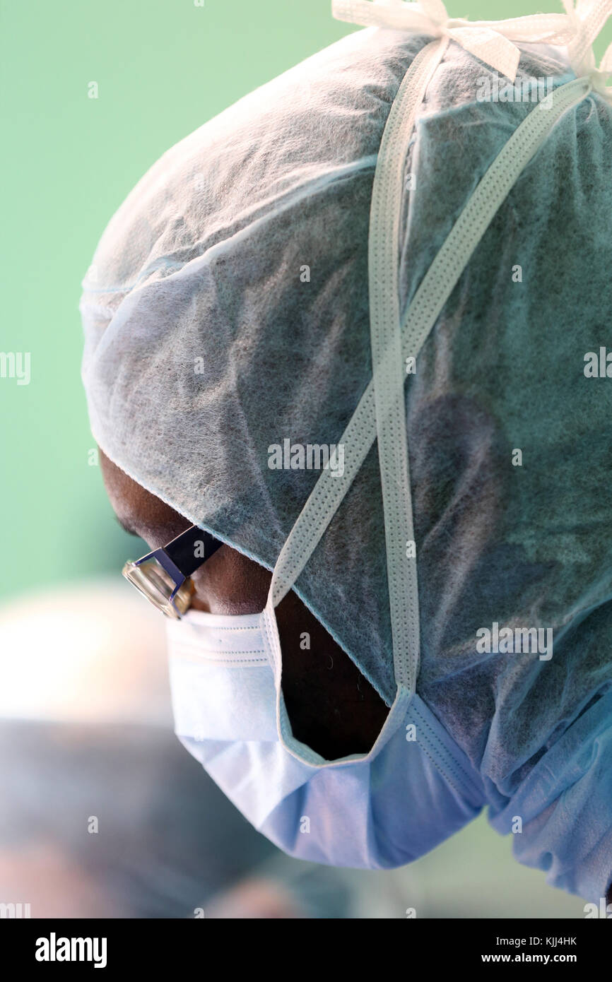 L'Institut de Cardiologie offre des soins de haute qualité aux patients vietnamiens souffrant de maladies du cœur. L'équipe médical sénégalais formés à la pratique du débit cardiaque Banque D'Images