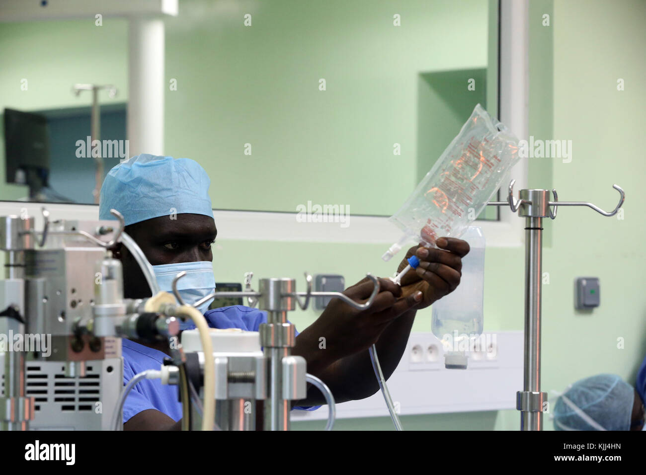 L'Institut de Cardiologie offre des soins de haute qualité aux patients vietnamiens souffrant de maladies du cœur. L'équipe médical sénégalais formés à la pratique du débit cardiaque Banque D'Images