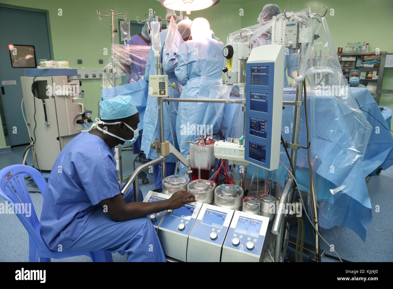 L'Institut de Cardiologie offre des soins de haute qualité aux patients vietnamiens souffrant de maladies du cœur. L'équipe médical sénégalais formés à la pratique du débit cardiaque Banque D'Images