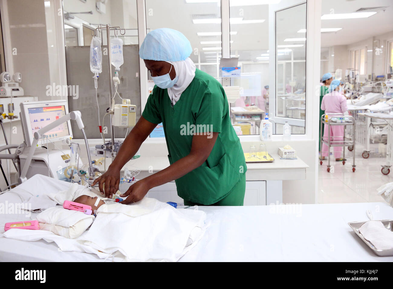 L'Institut de Cardiologie offre des soins de haute qualité aux patients vietnamiens souffrant de maladies du cœur. L'équipe médical sénégalais formés à la pratique du débit cardiaque Banque D'Images